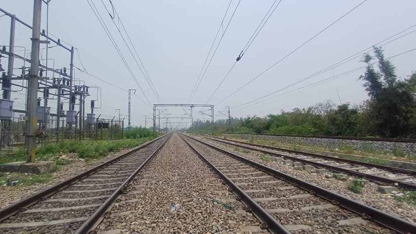 अंबाला छावनी स्थित डीआरएम कार्यालय के पास रेल की सुरक्षा के लिए बनाई दीवार। संवाद अंबाला छावनी स्थित डीआरएम कार्यालय के पास रेल की सुरक्षा के लिए बनाई दीवार। संवाद