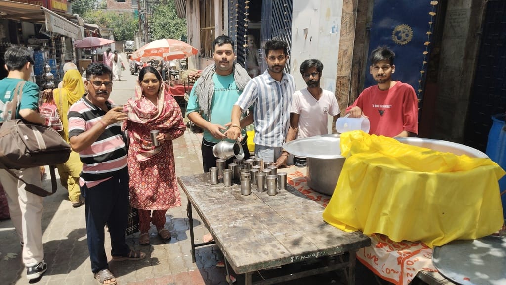 हमीरपुर बाजार में स्थानीय दुकानदारों की ओर से लगाई गई छबील। संवाद हमीरपुर बाजार में स्थानीय दुकानदारों की ओर से लगाई गई छबील। संवाद
