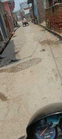 झिंझाना मोहल्ला सलारा में टूटी सड़क। संवाद झिंझाना मोहल्ला सलारा में टूटी सड़क। संवाद