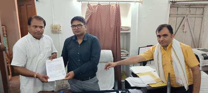कबूलपुरा में टांसफार्मर से उठतीं आग की लपटें। स्रोत-वीडियोग्रैब कबूलपुरा में टांसफार्मर से उठतीं आग की लपटें। स्रोत-वीडियोग्रैब