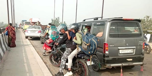 कछला में गंगा स्नान करते श्रद्धालु। संवाद कछला में गंगा स्नान करते श्रद्धालु। संवाद