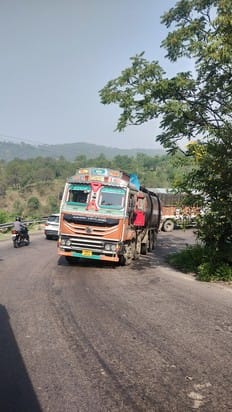 कैहडरू में तीखे मोड़ पर खराब हुआ तारकोल से लोड ट्रक। संवाद