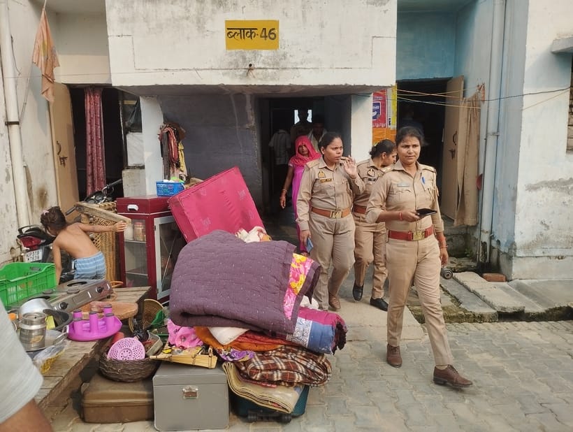 कांशीराम आवास कॉलोनी में नायब तहसीलदार से मिन्नतें करते लोग। संवाद