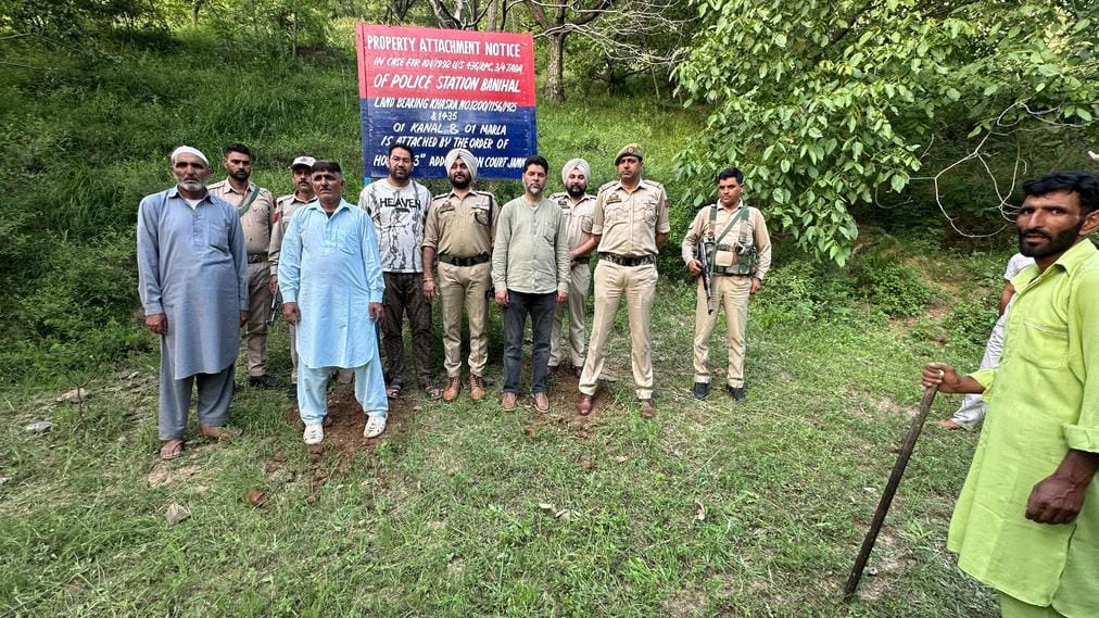रामबन में प्रदर्शन करते एबीवीपी के सदस्य। रामबन में प्रदर्शन करते एबीवीपी के सदस्य।