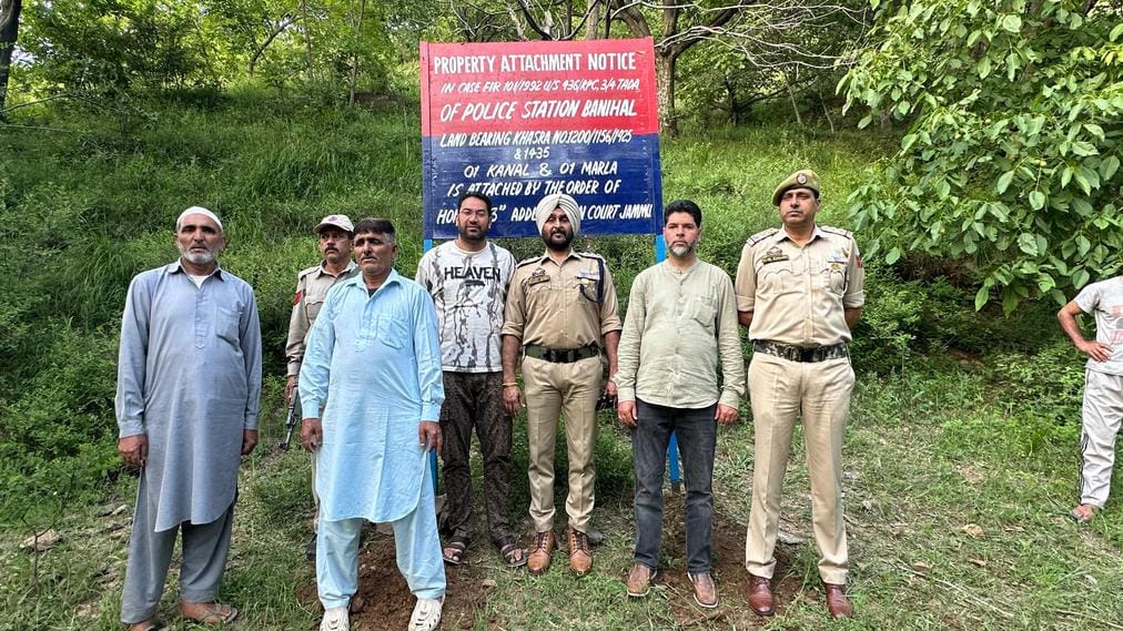 रामबन में प्रदर्शन करते एबीवीपी के सदस्य। रामबन में प्रदर्शन करते एबीवीपी के सदस्य।