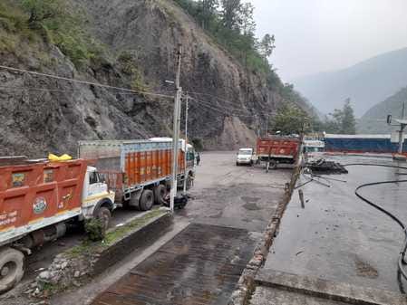 ददाहू में खनन नाके पर खडे ट्रासपोर्टोरो के ट्रक। संवाद ददाहू में खनन नाके पर खडे ट्रासपोर्टोरो के ट्रक। संवाद
