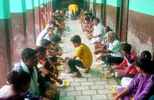 उझानी में शोभायात्रा में जुटे भक्त। स्रोत- आयोजक