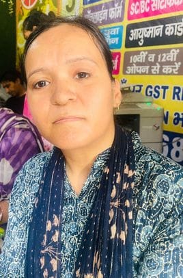 12सीटीके01...रोहतक में कॉमन सर्विस सेंटर पर पोर्टल चलने का इंतजार करते अभ्यर्थी। संवाद