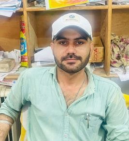 12सीटीके01...रोहतक में कॉमन सर्विस सेंटर पर पोर्टल चलने का इंतजार करते अभ्यर्थी। संवाद