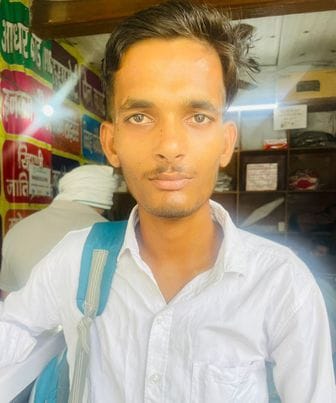 12सीटीके01...रोहतक में कॉमन सर्विस सेंटर पर पोर्टल चलने का इंतजार करते अभ्यर्थी। संवाद