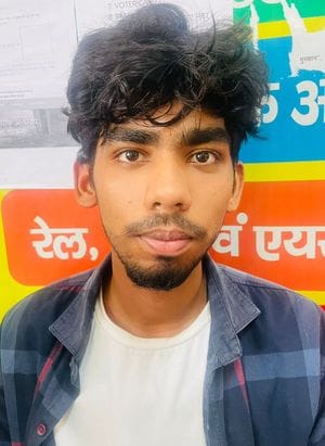 12सीटीके01...रोहतक में कॉमन सर्विस सेंटर पर पोर्टल चलने का इंतजार करते अभ्यर्थी। संवाद