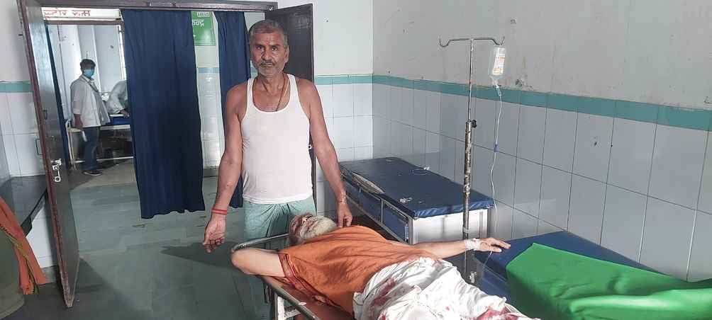 अस्पताल में भर्ती घायल सुशील ठाकुर। अस्पताल में भर्ती घायल सुशील ठाकुर।