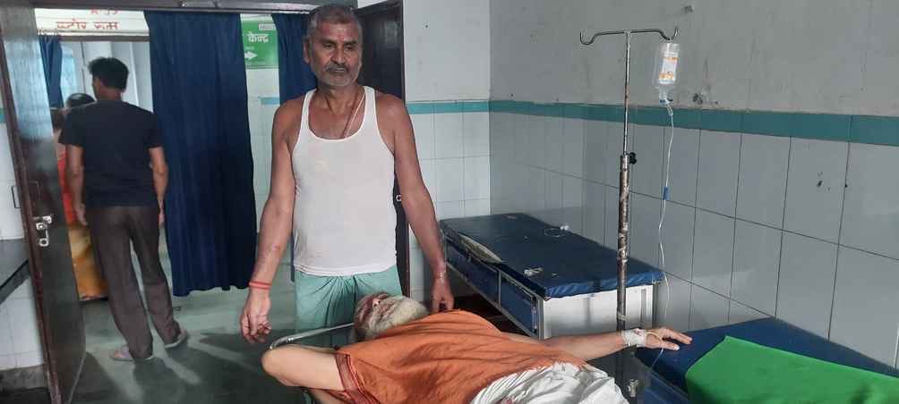 अस्पताल में भर्ती घायल सुशील ठाकुर। अस्पताल में भर्ती घायल सुशील ठाकुर।