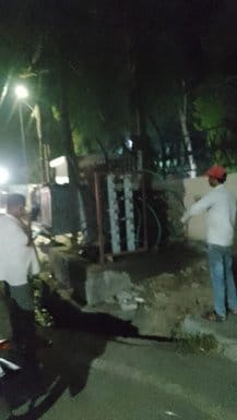 भीषण गर्मी के बीच दोपहर को दिल्ली रोड पर पानी की बौछार करती उद्यान विभाग की गाड़ी। भीषण गर्मी के बीच दोपहर को दिल्ली रोड पर पानी की बौछार करती उद्यान विभाग की गाड़ी।