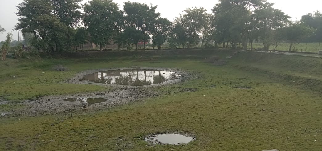 बरबर के गलरई गांव में सूखा पड़ा अमृत सरोवर। संवाद बरबर के गलरई गांव में सूखा पड़ा अमृत सरोवर। संवाद