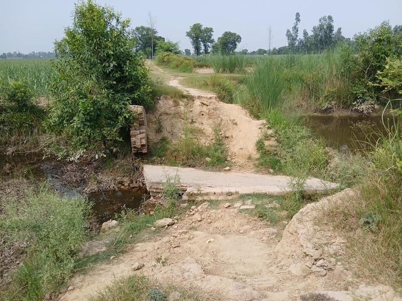 बरोठा-लंघनिया पुरवा गांव के बीच में पड़ी क्षतिग्रस्त पुलिया। संवाद बरोठा-लंघनिया पुरवा गांव के बीच में पड़ी क्षतिग्रस्त पुलिया। संवाद