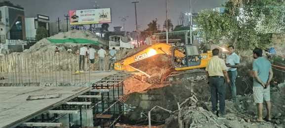 गढ़ रोड स्थित सीएम ग्रिड योजना के तहत बन रही सड़क का निरीक्षण करने पहुंचे नगर आयुक्त