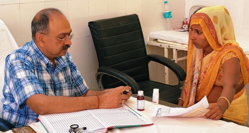 मेडिकल कॉलेज के मुख्य अस्पताल में दवा वितरण केंद्र पर लगी मरीज की भीड़।     संवाद