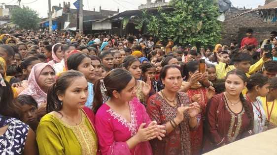 मझगईं में माता मंजेश्वरी देवी के जन्मोत्सव पर निकाली शोभायात्रा में सजी झांकी। संवाद मझगईं में माता मंजेश्वरी देवी के जन्मोत्सव पर निकाली शोभायात्रा में सजी झांकी। संवाद