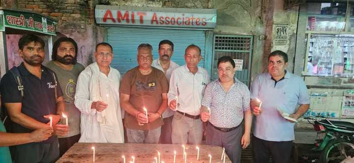 मेरठ..कंवलजीत..अहमदाबाद में विमान दुर्घटना में मृत लोगो को केंडिल जलाकर श्रद्धांजलि देते आबूलेन