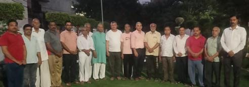 मेरठ..कंवलजीत..अहमदाबाद में विमान दुर्घटना में मृत लोगो को केंडिल जलाकर श्रद्धांजलि देते आबूलेन