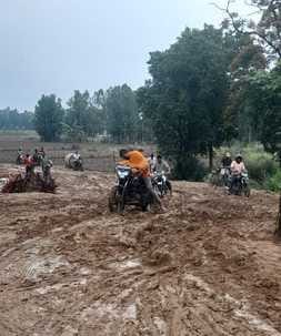 पीलीभीत-माधोटांडा मार्ग पर पुलिया निर्माण के लिए किया गया डायवर्जन स्रोत : राहगीर पीलीभीत-माधोटांडा मार्ग पर पुलिया निर्माण के लिए किया गया डायवर्जन स्रोत : राहगीर