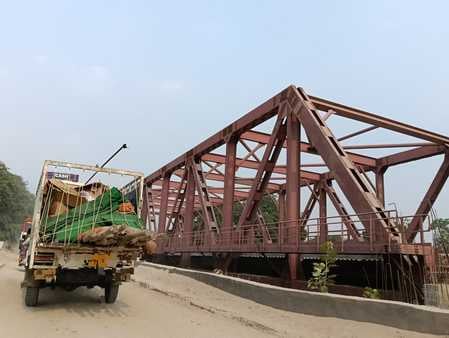 पीलीभीत-पूरनपुर मार्ग पर हरदोई ब्रांच नहर पुल केे पास हो रहा कार्य स्रोत : राहगीर पीलीभीत-पूरनपुर मार्ग पर हरदोई ब्रांच नहर पुल केे पास हो रहा कार्य स्रोत : राहगीर