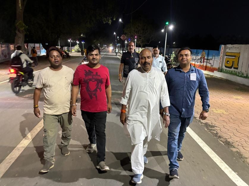 पैदल चलते केंद्रीय मंत्री