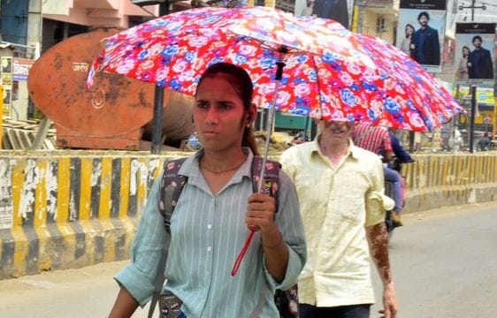सहसवान में बिजली को लेकर एसडीएम को ज्ञापन देते भाकियू के कार्यकर्ता। संवाद