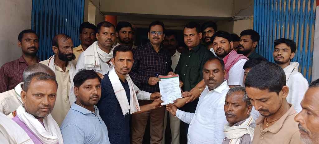 संपूर्णानगर विद्युत उपकेंद्र पर प्रदर्शन करते ग्रामीण। संवाद