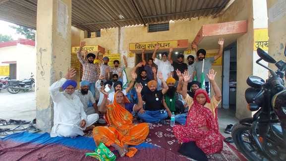शहर के दूधिया मंदिर स्थित ट्रांसफार्मर में फाल्ट सही करता कर्मचारी। स्त्रोत संवाद शहर के दूधिया मंदिर स्थित ट्रांसफार्मर में फाल्ट सही करता कर्मचारी। स्त्रोत संवाद