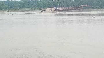 शारदा नदी पर बने पैंटून को हटाते मजदूर स्रोत: विभाग शारदा नदी पर बने पैंटून को हटाते मजदूर स्रोत: विभाग