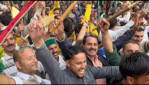 थरोच मेले में नाचगे गाते पहुंचे खूंद थरोच मेले में नाचगे गाते पहुंचे खूंद