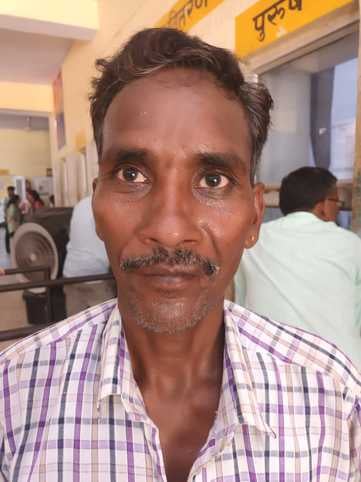 दवा काउंटर पर कतार में  लगी महिलाएं। संवाद
