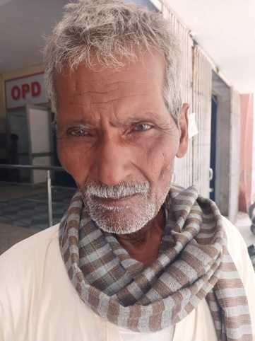 दवा काउंटर पर कतार में  लगी महिलाएं। संवाद
