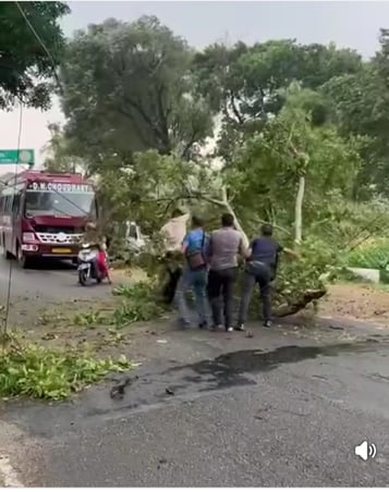 धर्मशाला के कोतवाली बाजार में बारिश के साथ चलती तेज हवाओं से सड़क पर आकर गिरी पानी की टंकी। संव