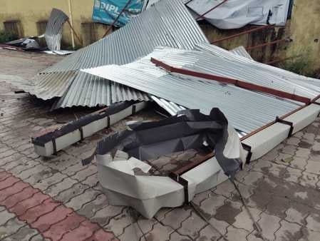 धर्मशाला के कोतवाली बाजार में बारिश के साथ चलती तेज हवाओं से सड़क पर आकर गिरी पानी की टंकी। संव