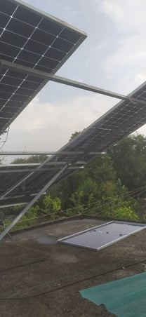 धर्मशाला के कोतवाली बाजार में बारिश के साथ चलती तेज हवाओं से सड़क पर आकर गिरी पानी की टंकी। संव