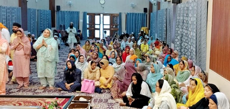 13जेएनडी04-बीबी कंवलजीत कौर शाहाबाद का रागी जत्था गुरुबाणी गायन करते हुए। संवाद 13जेएनडी04-बीबी कंवलजीत कौर शाहाबाद का रागी जत्था गुरुबाणी गायन करते हुए। संवाद