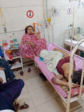 13सीटीके21...रोहतक में शुक्रवार को ओपीडी में टूटे पैर को पेटी पर रख स्ट्रेचर पर इलाज करवाने पहु