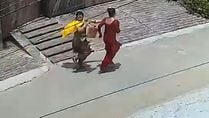 3सीटीके12...घर में लूट के इरादे से घुसे आरोपी को पकड़ने की कोशिश करता मकान मालिक सीसीटीवी में 3सीटीके12...घर में लूट के इरादे से घुसे आरोपी को पकड़ने की कोशिश करता मकान मालिक सीसीटीवी में
