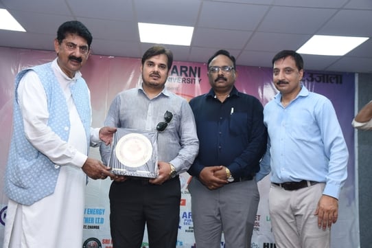 अरनी विश्वविद्यालय में अमर उजाला भविष्य ज्योति सम्मान समारोह में सम्मानित बच्चे पूर्व मंत्री रा