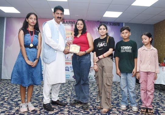अरनी विश्वविद्यालय में अमर उजाला भविष्य ज्योति सम्मान समारोह में सम्मानित बच्चे पूर्व मंत्री रा