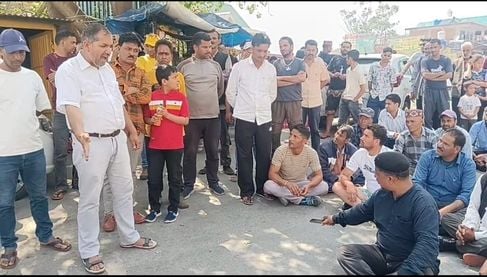बुछैर-जाओं-तराला सड़क की खस्ता हालत को लेकर ग्रामीण निरमंड में चक्का जाम करते हुए। संवाद