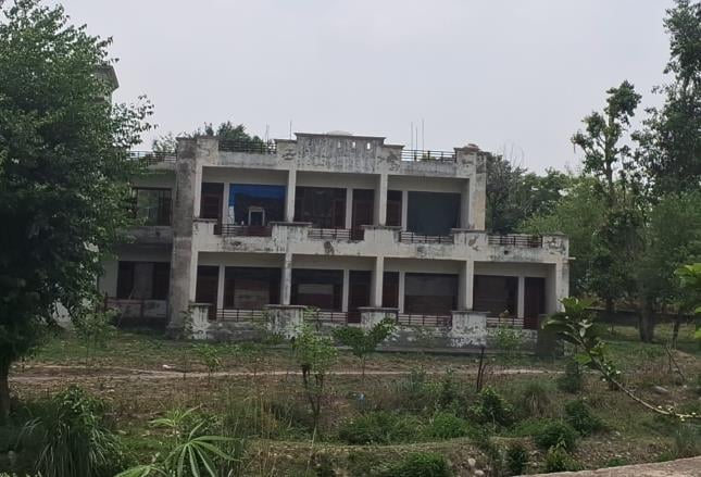 लखनपुर स्थित पर्यटन विभाग की खस्ताहाल इमारत। 