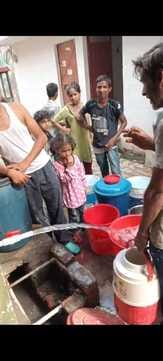 लिसाड़ी गेट में पानी को तरसे लोग बनाई गई व्यवस्था लिसाड़ी गेट में पानी को तरसे लोग बनाई गई व्यवस्था