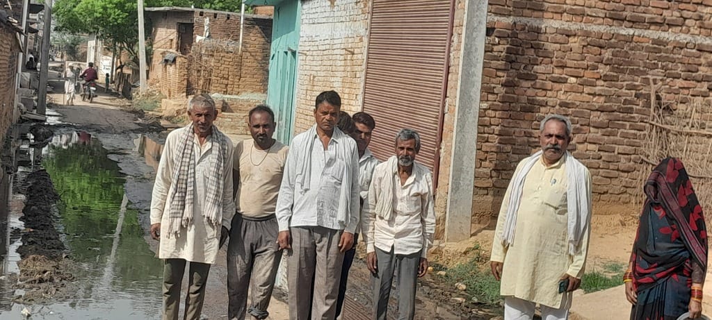 नोट। ग्राम नयागांव में बनी प्रधानमंत्री ग्रामीण सड़क मार्ग की बनी सीसी रोड़ पर नापदानों के गन्द नोट। ग्राम नयागांव में बनी प्रधानमंत्री ग्रामीण सड़क मार्ग की बनी सीसी रोड़ पर नापदानों के गन्द