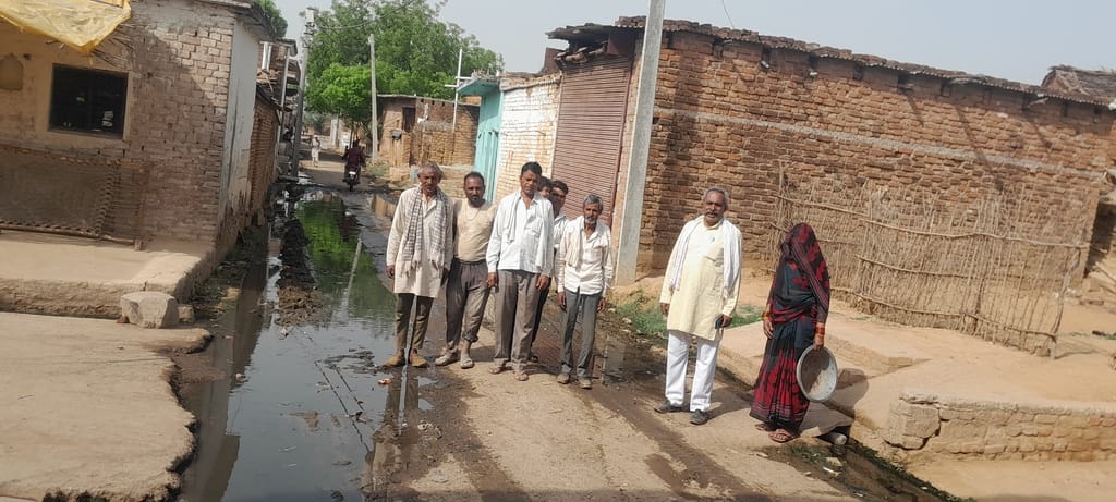 नोट। ग्राम नयागांव में बनी प्रधानमंत्री ग्रामीण सड़क मार्ग की बनी सीसी रोड़ पर नापदानों के गन्द नोट। ग्राम नयागांव में बनी प्रधानमंत्री ग्रामीण सड़क मार्ग की बनी सीसी रोड़ पर नापदानों के गन्द