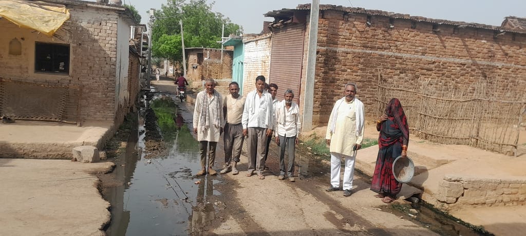 नोट। ग्राम नयागांव में बनी प्रधानमंत्री ग्रामीण सड़क मार्ग की बनी सीसी रोड़ पर नापदानों के गन्द नोट। ग्राम नयागांव में बनी प्रधानमंत्री ग्रामीण सड़क मार्ग की बनी सीसी रोड़ पर नापदानों के गन्द