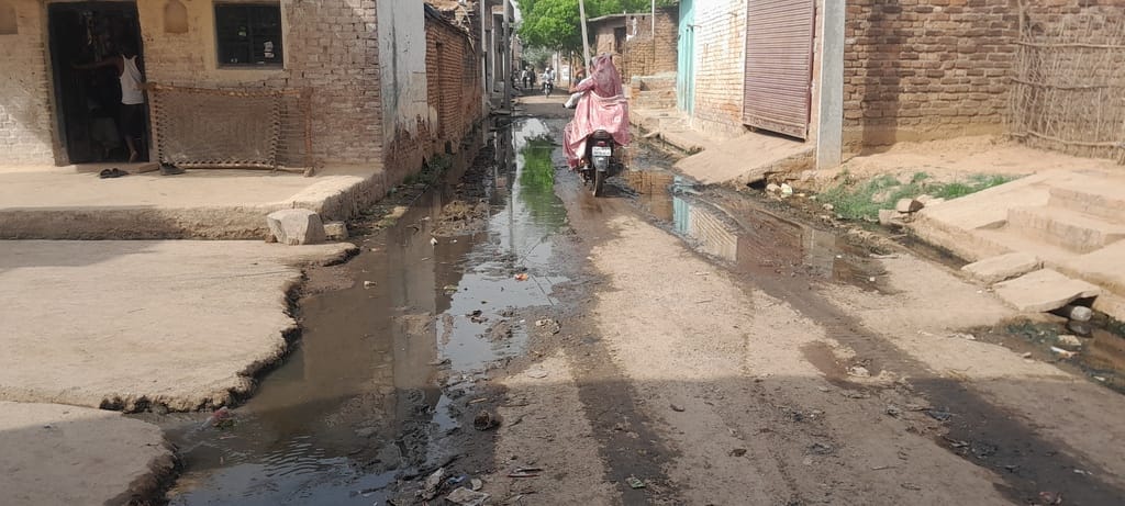 नोट। ग्राम नयागांव में बनी प्रधानमंत्री ग्रामीण सड़क मार्ग की बनी सीसी रोड़ पर नापदानों के गन्द नोट। ग्राम नयागांव में बनी प्रधानमंत्री ग्रामीण सड़क मार्ग की बनी सीसी रोड़ पर नापदानों के गन्द